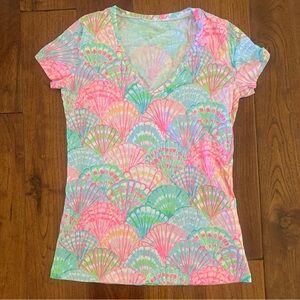 Lilly Pulitzer Top Size XS O Shello Michele V-Neck Tee Scallop Shell T-Shirt